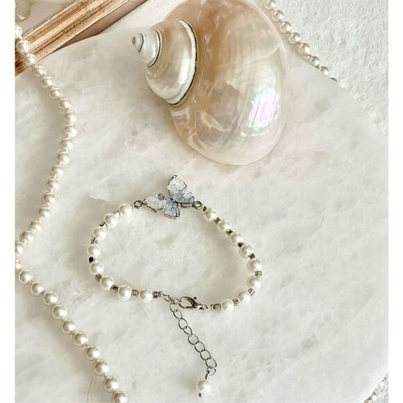 Light blue butterfly faux pearl bracelet ￼ - Picture 3 of 7